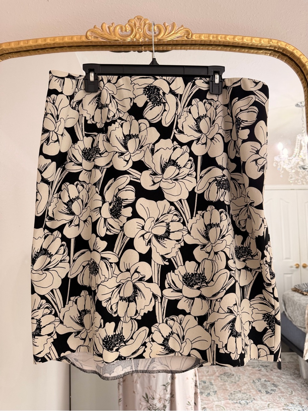Jones Studio Black and Cream Floral Pencil Skirt